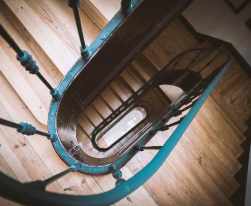 Jak zabezpieczyć drewniane schody?